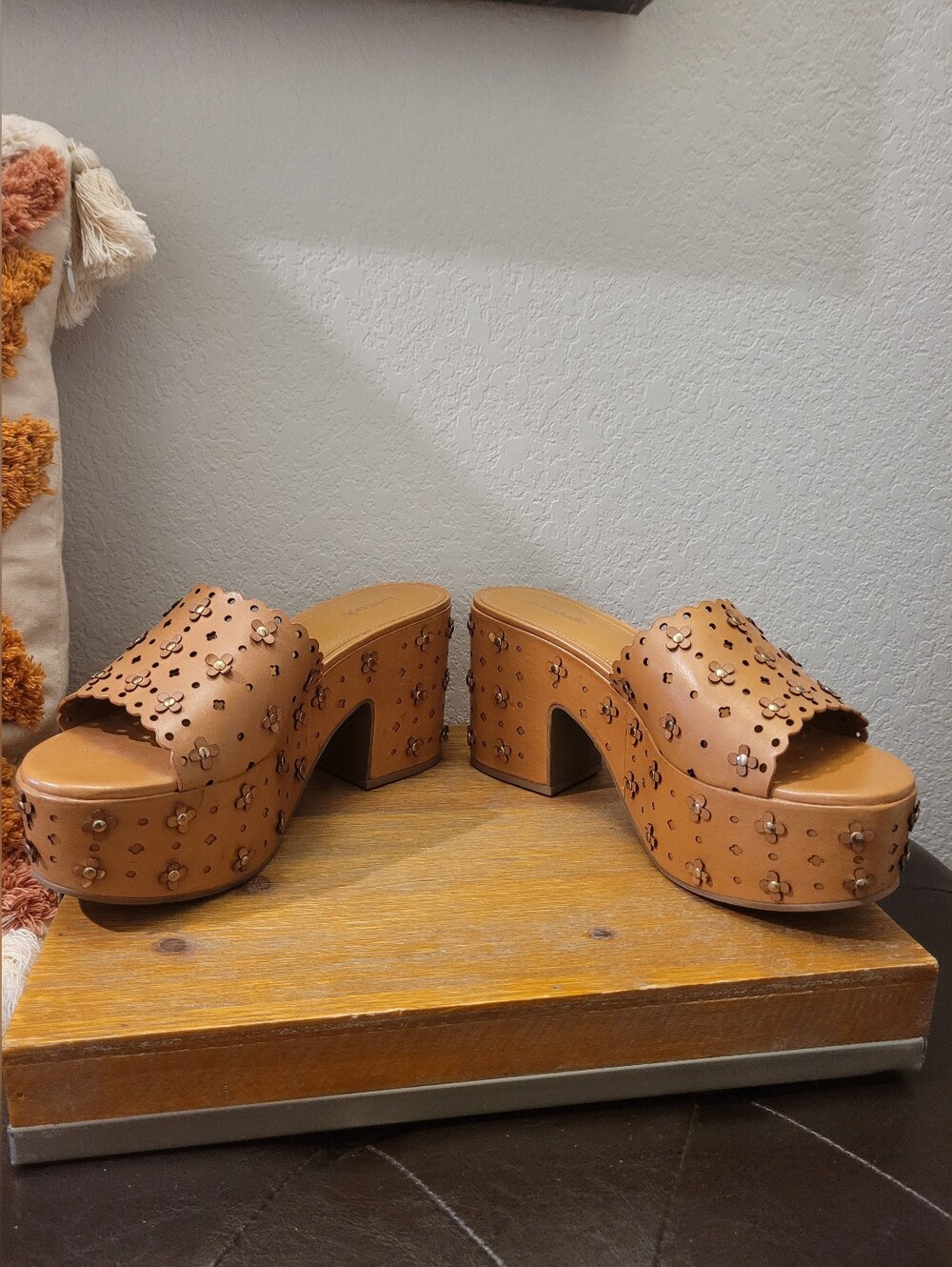 Larroude Brown Floral Laser-Cut Studded Platform Slide Heels, Sz10 - Picture 7 of 15